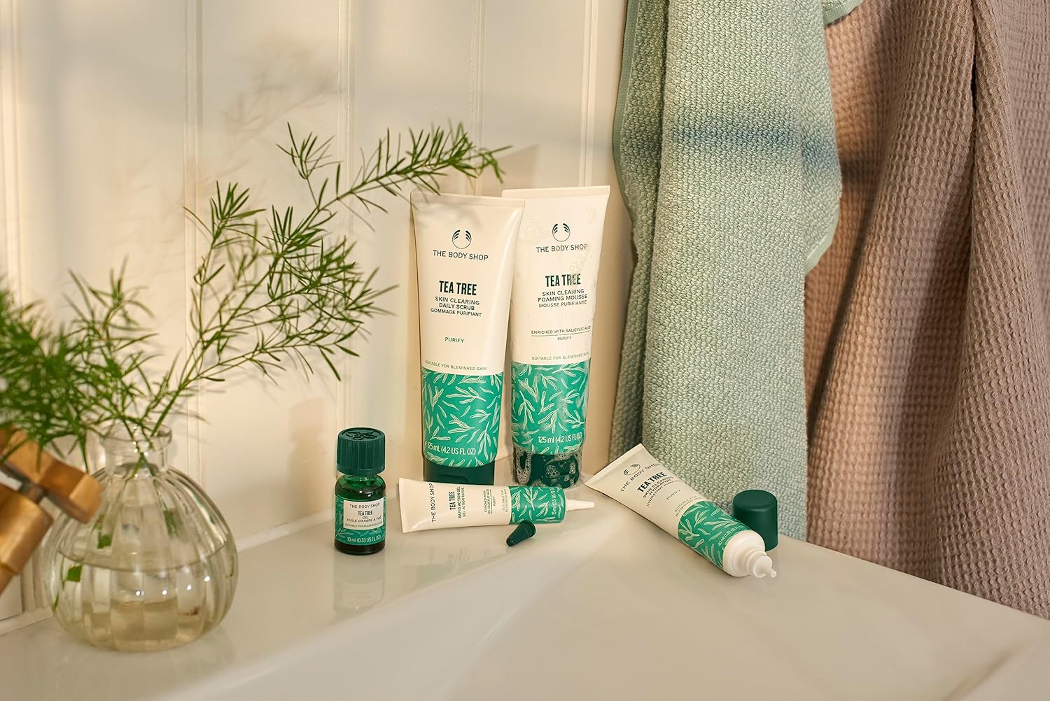 The Body Shop Tea Tree Skin Clearing Daily Scrub